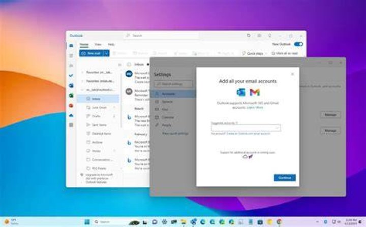 How do I open multiple windows when Outlook 2010 starts?