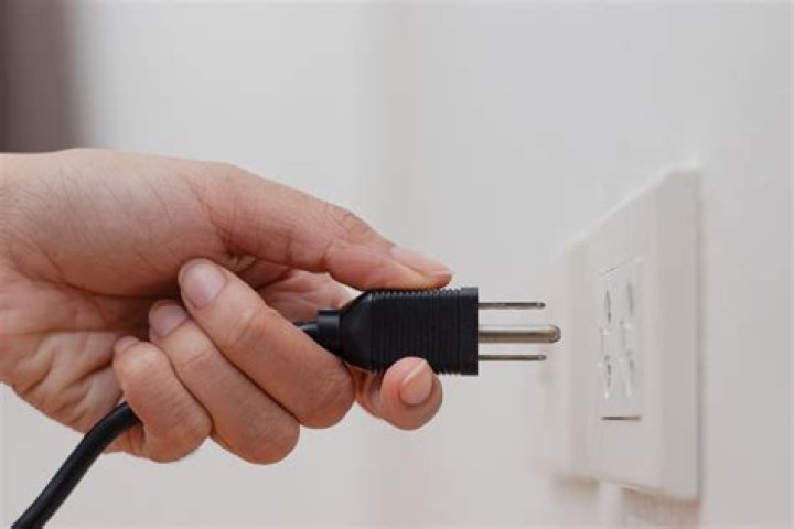 Is unplugging computer power cable the same electricity outage?