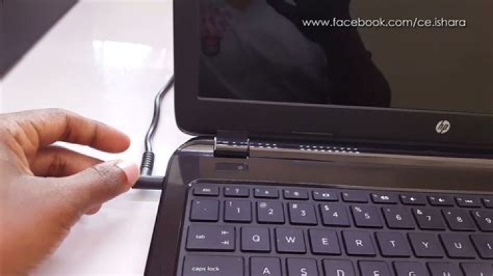 Laptop screen turns off on removing power cord