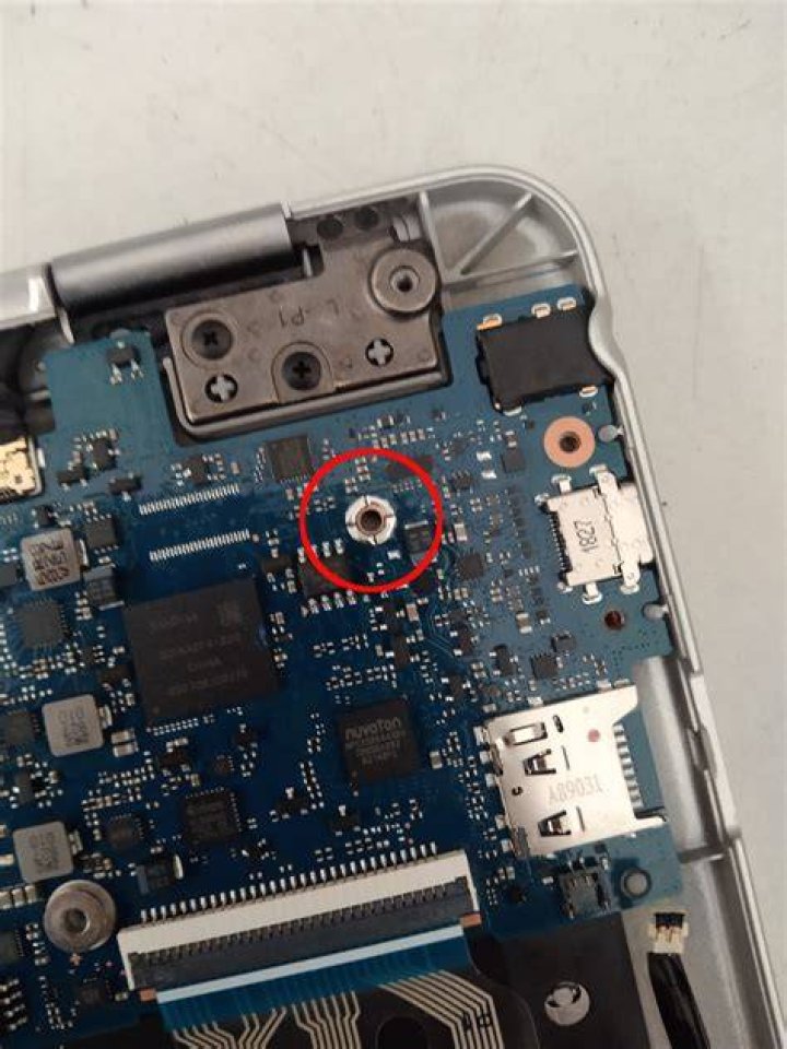 Where is the hardware write protection screw in an Asus CX1 Chromebook?
